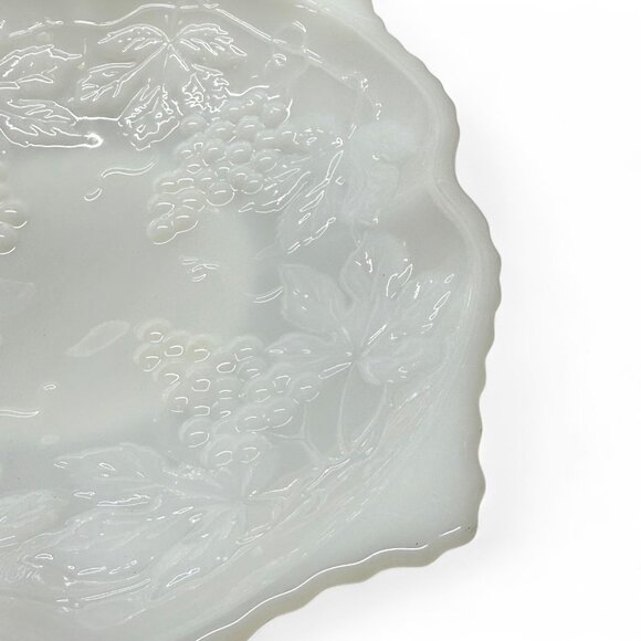 Mid-Century Milk Glass Grape Pattern 10″ Plate – Indiana Glass ‘Harvest Grape - Picture 3 of 8